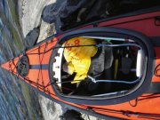 Das Lochseil wird vorne mit einem starken Gummizug verbunden und im Betrieb ...