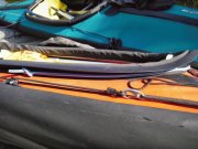 ... über den Süllrand gespannt. Verdreht man das Seil wie ein Lenkrad, verstellt sich das Skeg.