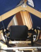 Sitz in mittlerer Position eingebaut. Man erkennt gut, wie er über der Bodenleiter hängt. Durch die stabile Konstruktion gibt er bei meinem Gewicht auch kaum nach. Ggf. lege ich noch etwas unter (Bootspacksack). Die Fixiergurte für die Rückenlehne laufen über den Spant 3.