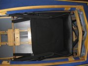 Nach achtern verschobene Sitzposition. Die Sitzposition und die Lehneneinstellung können mittels der Bänder am Hängesitz, die über die Spanten geführt werden, eingestellt werden (Originalbänder ggf. kürzen, da viel zu lang). Der Sitz läßt sich über gut 10 cm vor- und zurückschieben. Ich fahre den E-65 lieber etwas weiter vorne.