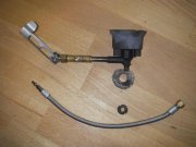 Den Brenner aus dem Originalwindschutz entfernen. Beim Trennen der Brennstoffleitung Obacht auf den kleinen Schaumstoff-Filter in der Zuleitungsaufnahme geben, der verkrümelt sich ganz gerne.