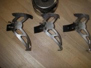 Die Originalfüsse des Windschutzes abschrauben. Bei mir waren die Schraubenköpfe ab Werk aufgebohrt, also musste ich von innen mit einem 5er Maulschlüssel arbeiten.