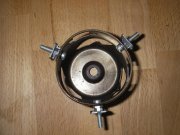 In die Schraubenlöcher des Windschutzes habe ich Schrauben aus Edelstahl gesetzt und von aussen mittels Mutter und Kontermutter gesichert. Die rechteckigen Teile haben ebenfalls ein Gewinde.