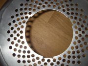 Der untere Teil des Trangia bekommt leichte Einkerbungen gefeilt, entsprechend den Scheiben am Nova-Windschutz