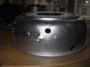 Ein zusätzliches Loch für die Brennstoffleitung muss gemacht werden, denn die originale Einführung (rechts unten zu sehen) sitzt viel zu tief. Die Kratzer zeugen anschaulich von der freihändigen Proxxon-Führung.