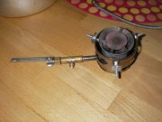 Hier ist der Brenner wieder eingebaut und verschraubt. Das Vorheizfliess ist gut geschützt.