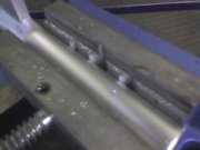 Ca. 50mm vom Ende mit HSS 8mm bohren.