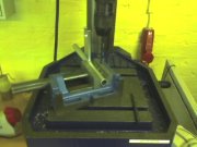 Das Loch muss Richtung Achsaufnahme zeigen.