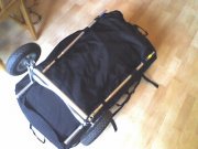 Diese werden durch die Schlaufen des Rucksackes gefädelt.